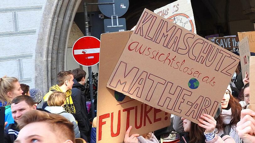 "Klimaschutz aussichtsloser als Mathe-Abi". Ein Plakat bei der Demonstration am Freitag.