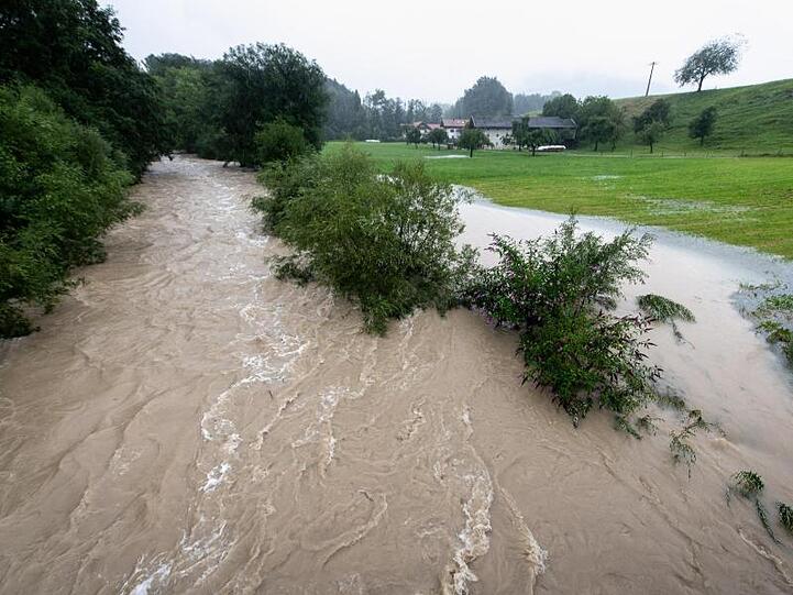 Die Prien bei Frasdorf hat sich nach heftigem Dauerregen in einen reißenden Fluss verwandelt. Foto: Matthias Balk/dpa