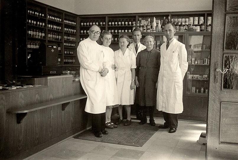 Die Belegschaft der Apotheke: rechts der Vater, Hermann Glaser.