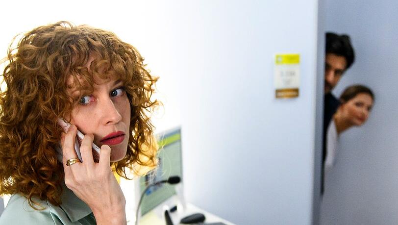 "Alles was zählt": Caroline (l.) fühlt sich beobachtet.