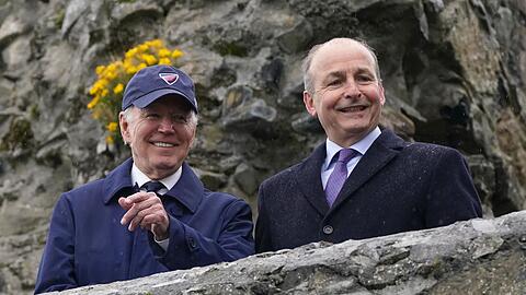 US-Präsident Joe Biden (l) und Micheal Martin, stellvertretender Premierminister von Irland, am Carlingford Castle.