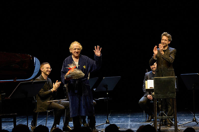 Walter Hess im blauen Königsbademantel mit dem Dirigenten Daniel Grossmann (re.).