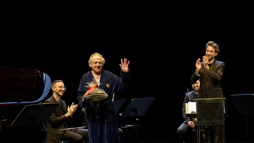 Walter Hess im blauen Königsbademantel mit dem Dirigenten Daniel Grossmann (re.). Walter Hess im blauen Königsbademantel mit dem Dirigenten Daniel Grossmann (re.).