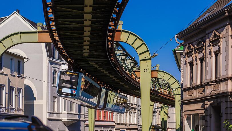 Spannend anzuschauen bei einem St&auml;dtetrip: die Wuppertaler Schwebebahn, die 1901 er&ouml;ffnet wurde &ndash; hier im Stadtteil Vohwinkel.