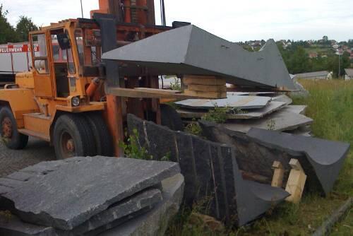 Am Unfallort:  Ein Bagger hebt die tonnenschwere Granitplatte auf dem Lagergelände.