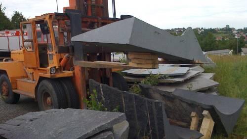 Am Unfallort:  Ein Bagger hebt die tonnenschwere Granitplatte auf dem Lagergelände.