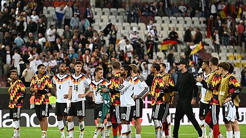 Gemeinsam gingen die Nationalspieler mit dem Bundestrainer in die Fankurve.