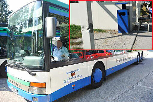 Mit einem Bus dieses Typs, rund 15 Meter lang, ist der betrunkene Fahrer durch die Stadt gegondelt und hat dabei ein Wartehäuschen beschädigt(kleines Bild).