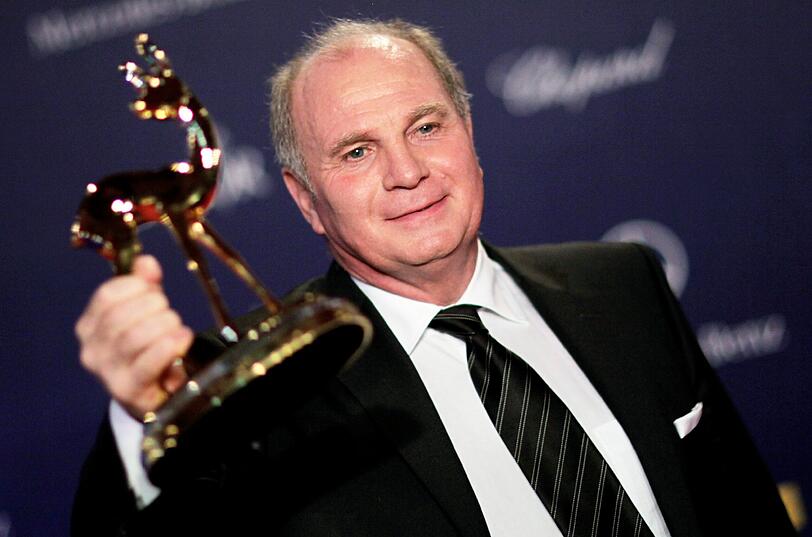 In den Folgejahren hagelte es für den Bayern-Manager weitere Auszeichnungen: Bayerischer
Verdienstorden (2002), Bayerischer Sportpreis (2006), Goldene
Sportpyramide (2009), Bambi (2009)