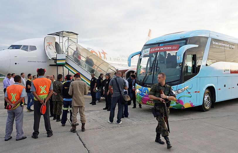 Per Bus wird die Nationalmannschaft vom Flughafen abgeholt.