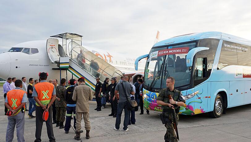 Per Bus wird die Nationalmannschaft vom Flughafen abgeholt. Per Bus wird die Nationalmannschaft vom Flughafen abgeholt.
