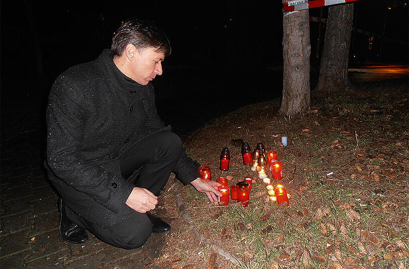 Kerzen erinnern an die Personen, die bei einem Amoklauf in einem Restaurant getötet wurden.