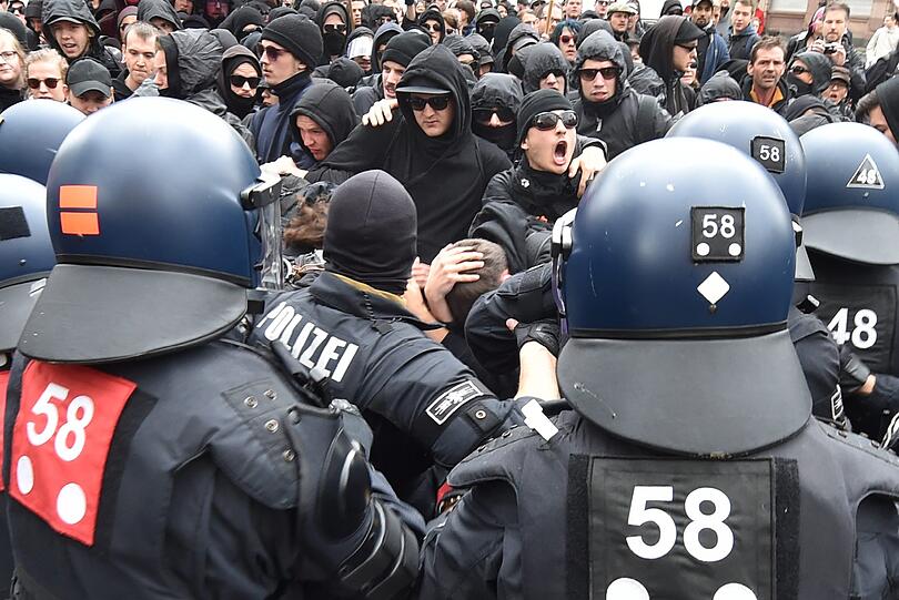 Rechtsextreme und Hooligans ziehen begleitet von Polizeieinheiten durch die Innenstadt von Frankfurt am Main. Unter dem Namen «Widerstand Ost/West» hat ein neuer Zusammenschluss von Nationalisten, Islamgegnern und Hooligans zu einer bundesweiten Kundgebung in Frankfurt aufgerufen.