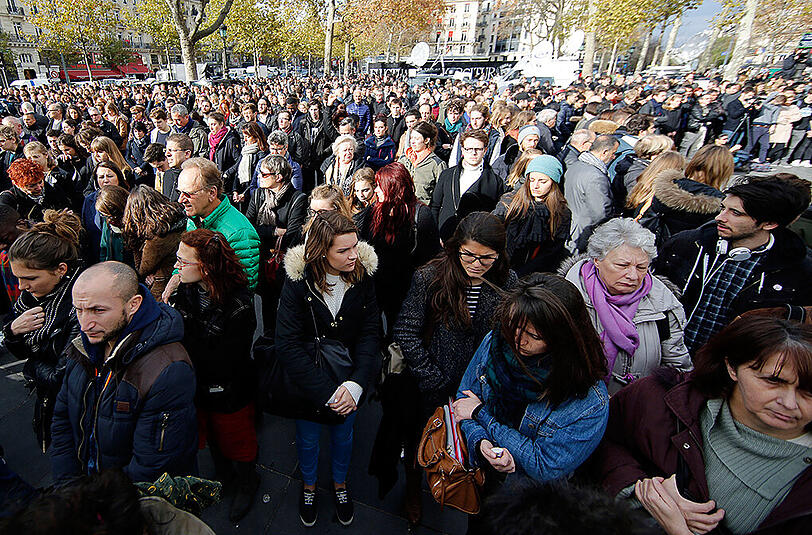 Franzosen nehmen am 16.11.2015 an der europaweiten Schweigeminute am Platz der Republik in Paris (Frankreich) teil.