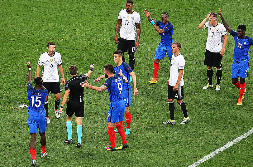 TOPS - Schiedsrichter: Abstriche müssen wir natürlich machen. Der Handelfmeter-Pfiff des Italieners Nicola Rizzoli im Halbfinale gegen DFB-Kapitän Bastian Schweinsteiger löste nicht nur unter den deutschen Spielern Irritationen aus. Die französischen Spieler dachten zunächst, es sei gegen sie ein Foul gepfiffen worden.