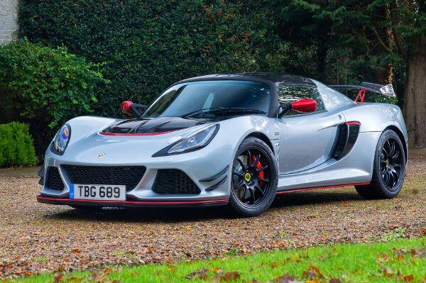 Nur 1066 Kilo bringt der Lotus auf die Waage. Bei 380 PS Leistung bedeutet das ein herausragendes Leistungsgewicht von 357 PS pro Tonne.