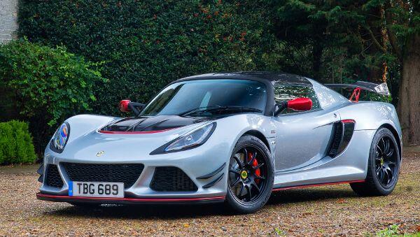 Nur 1066 Kilo bringt der Lotus auf die Waage. Bei 380 PS Leistung bedeutet das ein herausragendes Leistungsgewicht von 357 PS pro Tonne. Nur 1066 Kilo bringt der Lotus auf die Waage. Bei 380 PS Leistung bedeutet das ein herausragendes Leistungsgewicht von 357 PS pro Tonne.