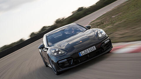 Neues Topmodell der Panamera-Baureihe: Der Turbo S E-Hybrid durcheilt den Handlingkurs im süditalienischen Nardo wie ein reinrassiger Sportwagen.