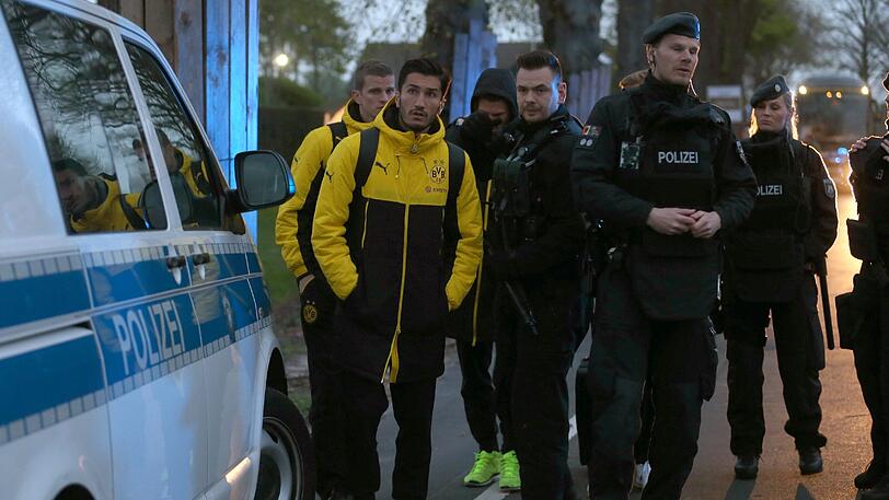 Spieler von Borussia Dortmund, darunter Pierre-Emerick Aubameyang (l) vor dem Hotel.