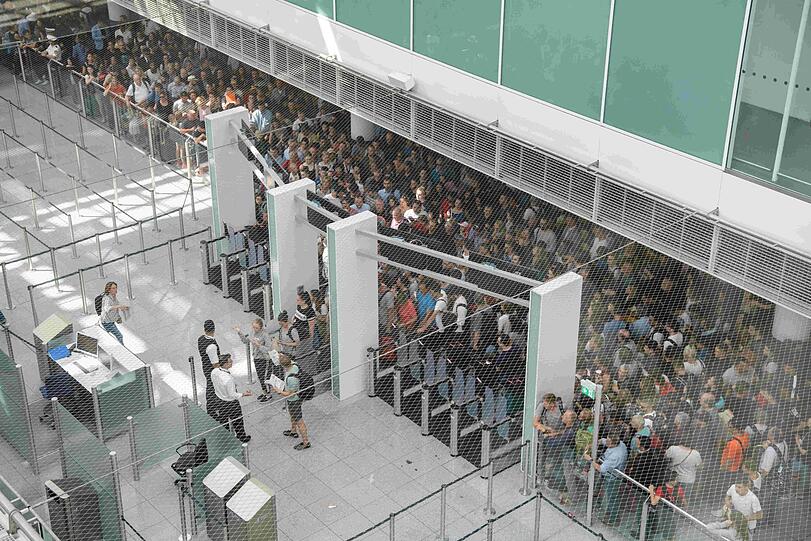 Noch immer herrscht Chaos am Münchner Flughafen, nachdem am Samstag eine Frau unkontrolliert in den Sicherheitsbereich gelangt war.