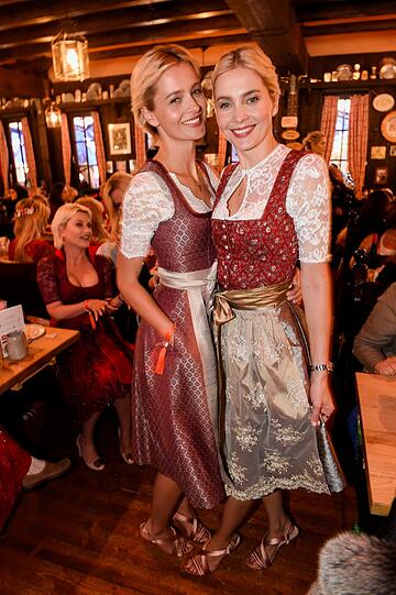 Die VIP-Ladies in Rot auf der Red Damen Wiesn: Nina und Julia Meise.