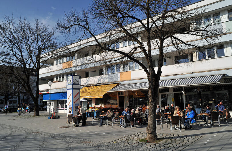 Jeden Samstag verwandelt sich der Schweizer Platz in einen großen Markt. Im sonnigen Café Hauck lässt&rsquo;s sich prima ratschen.