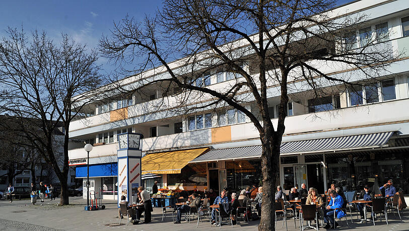 Jeden Samstag verwandelt sich der Schweizer Platz in einen großen Markt. Im sonnigen Café Hauck lässt’s sich prima ratschen. Jeden Samstag verwandelt sich der Schweizer Platz in einen großen Markt. Im sonnigen Café Hauck lässt’s sich prima ratschen.