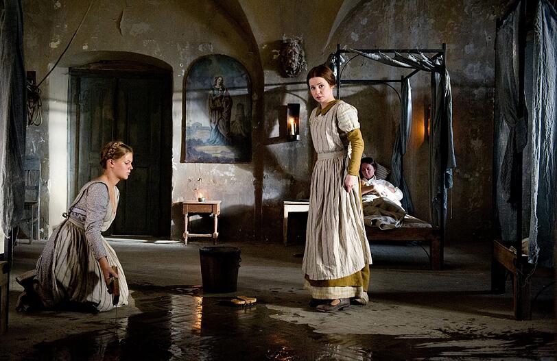 Die deutsche Schauspielerin Josefine Preuß (r) steht in Prag, Tschechien, in ihrer Rolle als Gesa Langwasser während der Dreharbeiten für den Film "Die Hebamme" neben der deutschen Schauspielerin Alicia von Rittberg in ihrer Rolle als Lotte am Set.