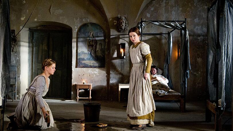 Die deutsche Schauspielerin Josefine Preuß (r) steht in Prag, Tschechien, in ihrer Rolle als Gesa Langwasser während der Dreharbeiten für den Film "Die Hebamme" neben der deutschen Schauspielerin Alicia von Rittberg in ihrer Rolle als Lotte am Set. Die deutsche Schauspielerin Josefine Preuß (r) steht in Prag, Tschechien, in ihrer Rolle als Gesa Langwasser während der Dreharbeiten für den Film "Die Hebamme" neben der deutschen Schauspielerin Alicia von Rittberg in ihrer Rolle als Lotte am Set.