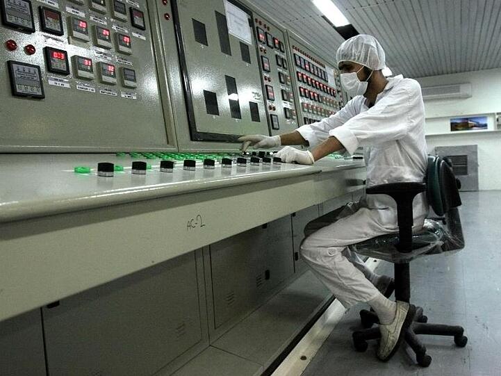 Ein iranischer Techniker arbeitet an einer Uran-Aufbereitungsanlage. Der Iran hatte zuletzt die Menge an erlaubtem Uran und die Obergrenze bei dessen Anreicherung überschritten.