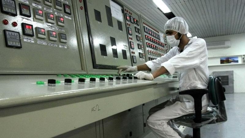 Ein iranischer Techniker arbeitet an einer Uran-Aufbereitungsanlage. Der Iran hatte zuletzt die Menge an erlaubtem Uran und die Obergrenze bei dessen Anreicherung überschritten. Ein iranischer Techniker arbeitet an einer Uran-Aufbereitungsanlage. Der Iran hatte zuletzt die Menge an erlaubtem Uran und die Obergrenze bei dessen Anreicherung überschritten.