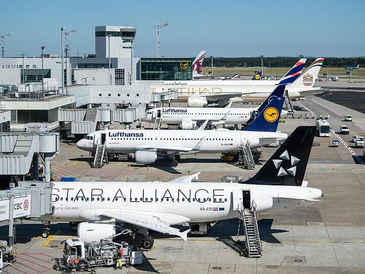 Passagierflugzeuge stehen auf dem Vorfeld des Flughafens Frankfurt. Der Flughafenbetreiber Fraport hat seinen Umsatz im zweiten Quartal kräftig gesteigert.