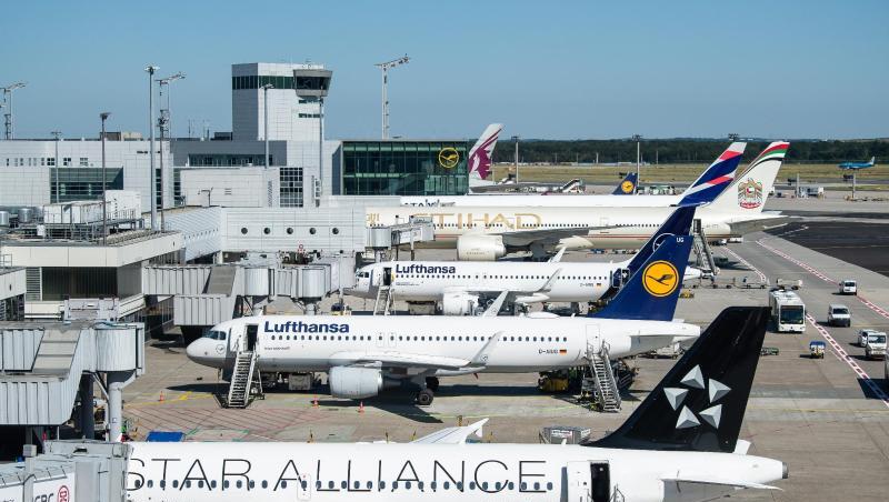 Passagierflugzeuge stehen auf dem Vorfeld des Flughafens Frankfurt. Der Flughafenbetreiber Fraport hat seinen Umsatz im zweiten Quartal kräftig gesteigert. Passagierflugzeuge stehen auf dem Vorfeld des Flughafens Frankfurt. Der Flughafenbetreiber Fraport hat seinen Umsatz im zweiten Quartal kräftig gesteigert.