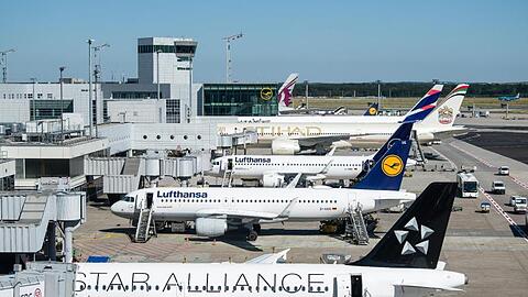 Passagierflugzeuge stehen auf dem Vorfeld des Flughafens Frankfurt. Der Flughafenbetreiber Fraport hat seinen Umsatz im zweiten Quartal kräftig gesteigert.