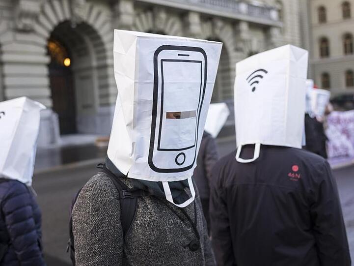 Aktivisten demonstrieren während der Nationalratssitzung Anfang März in Bern und warnen vor dem Ausbau des Mobilfunknetzes auf den 5G-Standard.