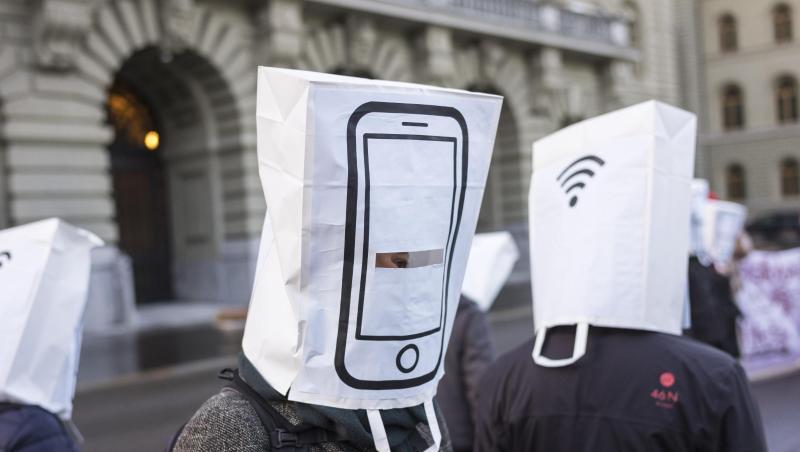 Aktivisten demonstrieren während der Nationalratssitzung Anfang März in Bern und warnen vor dem Ausbau des Mobilfunknetzes auf den 5G-Standard. Aktivisten demonstrieren während der Nationalratssitzung Anfang März in Bern und warnen vor dem Ausbau des Mobilfunknetzes auf den 5G-Standard.