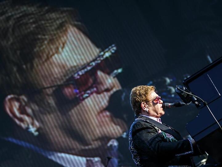Der britische Sänger Sir Elton John sitzt am Flügel. Foto: Valentin Flauraud/KEYSTONE