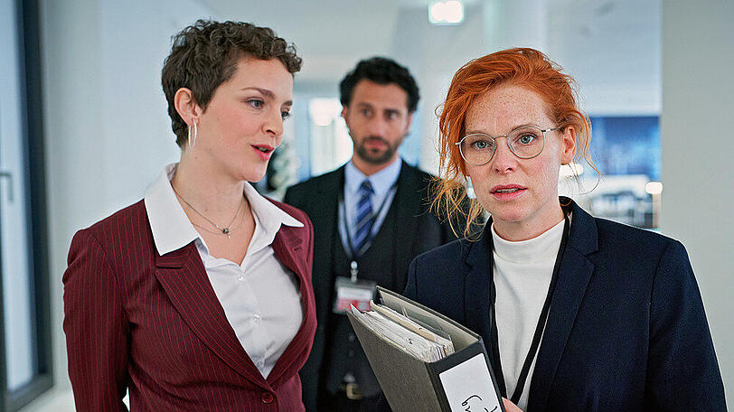 "Verunsichert - Alles Gute für die Zukunft": Für die Freundschaft von Franziska (Henny Reents, re) und Judith (Karoline Bär) wird der Rechtsstreit im Versicherungsfall Strelau zur Belastungsprobe