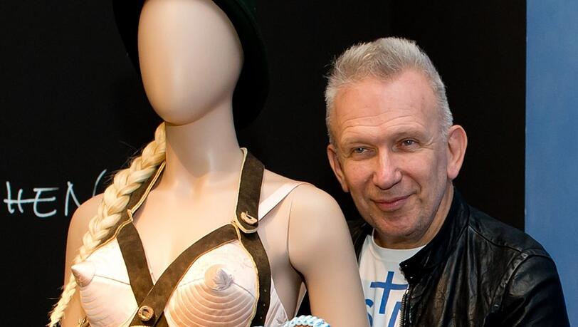 Jean Paul Gaultier 2015 neben einem von ihm angefertigtem Kostüm fürs Oktoberfest anlässlich seiner Ausstellung in der Kunsthalle. Jean Paul Gaultier 2015 neben einem von ihm angefertigtem Kostüm fürs Oktoberfest anlässlich seiner Ausstellung in der Kunsthalle.