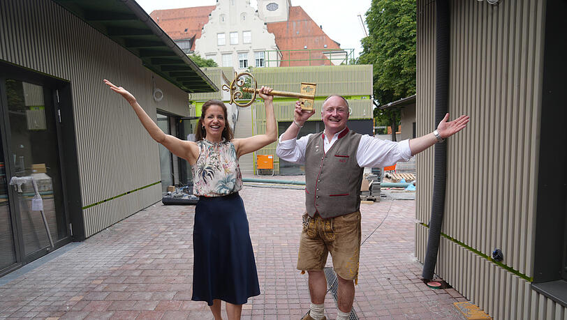 Kristina Frank und Karl Huczala veranstalten eine offizielle Schlüsselübergabe auf dem Elisabethmarkt. Tatsächlich bekommen die Händler ihre Schlüssel gerade nach und nach.