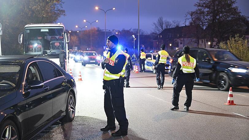 Auf der Boschetsrieder Straße, Ecke Drygalski Allee, kontrollieren am Montagabend um die 30 Polizeibeamte Fahrzeuge. Ziel ist die Bekämpfung von Einbruchskriminalität. Auf der Boschetsrieder Straße, Ecke Drygalski Allee, kontrollieren am Montagabend um die 30 Polizeibeamte Fahrzeuge. Ziel ist die Bekämpfung von Einbruchskriminalität.