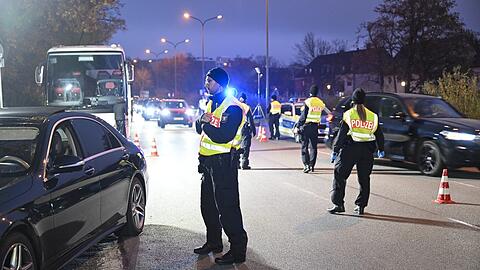 Auf der Boschetsrieder Straße, Ecke Drygalski Allee, kontrollieren am Montagabend um die 30 Polizeibeamte Fahrzeuge. Ziel ist die Bekämpfung von Einbruchskriminalität.