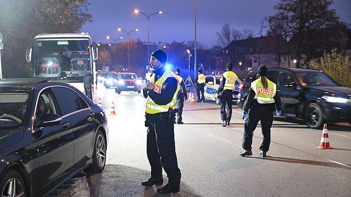 Auf der Boschetsrieder Straße, Ecke Drygalski Allee, kontrollieren am Montagabend um die 30 Polizeibeamte Fahrzeuge. Ziel ist die Bekämpfung von Einbruchskriminalität.
