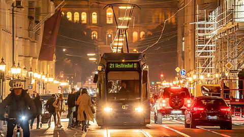 Den Verkehrskollaps sollte die Tram lösen. Eine ganze Reihe von neuen Linien wollten Grüne und SPD deshalb angehen. Doch nun muss sich das Rathaus von einigen verabschieden.