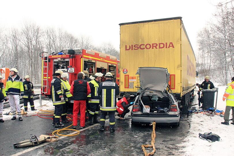 Das Auto der vier Rumänen war am Montag südlich von Rosenheim auf einem Parkplatz in den abgestellten Sattelzug gerast und wurde beimAufprall fast völlig unter das Heck des Lastwagens geschoben. Drei
junge Männer waren sofort tot. Die Polizei hatte das Auto vorher kontrolliert, hat jedoch keine Auffälligkeiten feststellen können wie es heißt.
