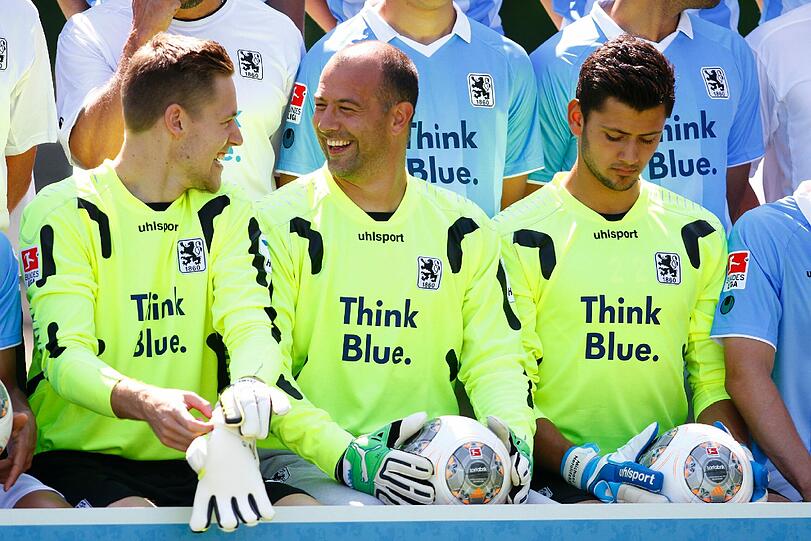 Die aktuellen Löwentrikots mit neuem Hauptsponsor: "Think Blue" - ganz nach dem Motto des TSV 1860 München.
