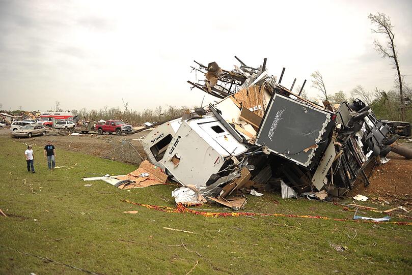 Mit ungeheurer Kraft hat der Wind diesen Parkplatz in Mayflower (Arkansas) in eine Schrotthalde verwandelt, Pkw und Trucks wie Spielzeugautos aufeinander getürmt.