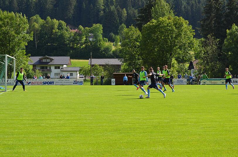 Trainer Torsten Fröhling und Co. in der Saisonvorbereitung bei der Arbeit - der TSV 1860 hat sein erstes Trainingslager in Bodenmais aufgeschlagen.