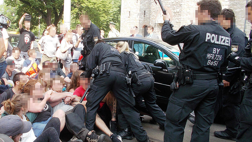 Massiver Widerstand gegen die geplante Abschiebung eines afghanischen Flüchtlings in Nürnberg. Ein Bild vom Einsatz.