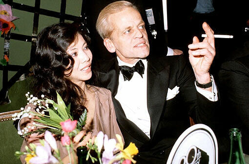 Beim Filmball immer zahm und perfekt im Smoking: Skandal-Schauspieler Klaus Kinski mit Frau Minhoi.